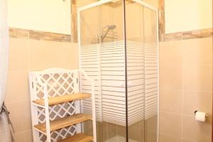 eine Dusche mit Glastür im Bad in der Unterkunft Villa Marchele in Carini