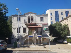 un viejo edificio con un cartel delante en Haifa Vintage Studios, en Haifa