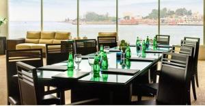 een groep tafels met groene flessen erop bij Duyong Marina & Resort in Kuala Terengganu