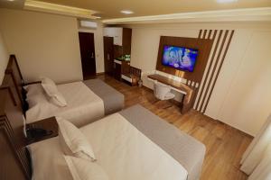 TV a/nebo společenská místnost v ubytování Hotel Sirari By Regina