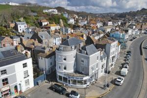 una vista aérea de una ciudad con edificios y una calle en Old town flat with sea view, en Hastings