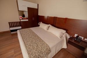 Postel nebo postele na pokoji v ubytování Hotel Sirari By Regina