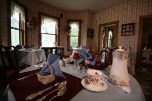 ein Esszimmer mit einem Tisch und einem Kleid darauf in der Unterkunft The Governor's Inn in Ludlow