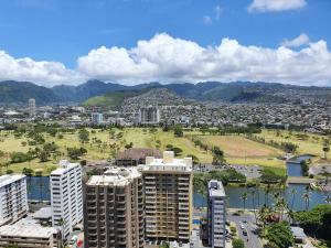 une vue aérienne sur une ville avec des bâtiments et une rivière dans l'établissement PonoAloha, à Honolulu