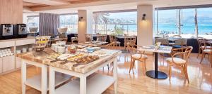 Un restaurante o sitio para comer en NH Las Palmas Playa las Canteras