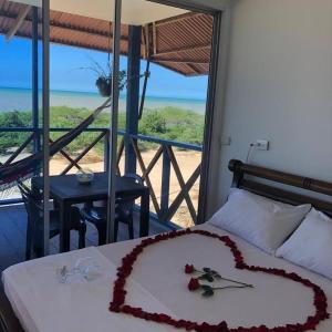 ein Bett mit einem Herz aus Blumen darauf in der Unterkunft Mar Azul - Playa y Turismo in Camarones