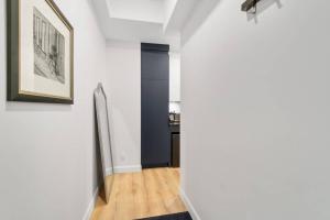 ケベック・シティーにあるINITIAL - SUITE LEMIEUX - PARKING - Centre-Ville de Québecのアパートメントのキッチンにつながる廊下