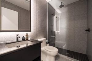 ケベック・シティーにあるINITIAL - SUITE LEMIEUX - PARKING - Centre-Ville de Québecのトイレ、洗面台、鏡のあるバスルーム +25枚の写真