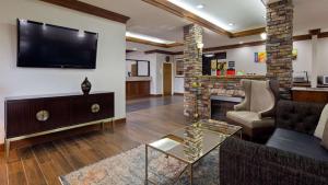 TV a/nebo společenská místnost v ubytování Best Western Inn & Suites