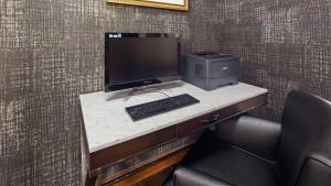 TV a/nebo společenská místnost v ubytování Best Western Inn & Suites