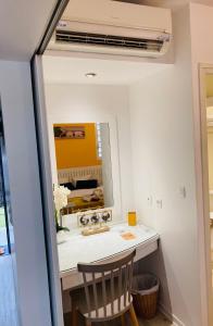 ein Bad mit einem Waschbecken und einem Spiegel in der Unterkunft Studio Ana Martinique in La Trinité