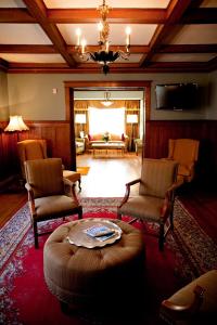 ein Wohnzimmer mit Sofa, Tisch und Stühlen in der Unterkunft Mansions on Fifth in Pittsburgh