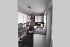 Kuchyň nebo kuchyňský kout v ubytování Seaside Home from Home 4bedroom sleeps 8 + 13 fotografií