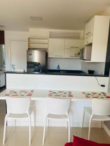 A cozinha ou cozinha compacta de Golden Lake Arraial do Cabo Resort