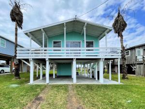 Afbeelding uit fotogalerij van Fun in the Sun! Cozy Beach Pad, Gulf Views and Easy Access to the Sand! in Surfside Beach