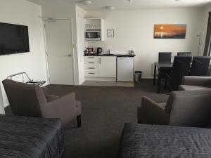 Kuchyň nebo kuchyňský kout v ubytování Airport Palms Motel