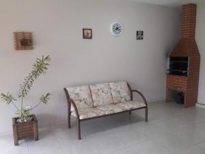 ein Sofa im Wohnzimmer mit Kamin in der Unterkunft Casa Matilde in Matilde