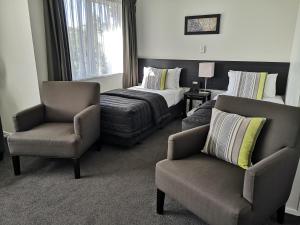Posezení v ubytování Airport Palms Motel