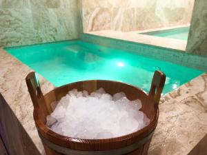 Basen w obiekcie Huge Golf and Spa Mansion 8 min from Puerto Banus lub w pobliżu