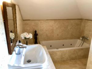 Łazienka w obiekcie Huge Golf and Spa Mansion 8 min from Puerto Banus