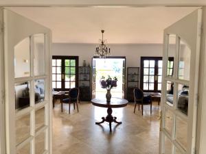 Pokój ze stołem i krzesłami oraz jadalnią w obiekcie Huge Golf and Spa Mansion 8 min from Puerto Banus w mieście Estepona