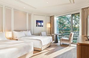 Grand Josun Jeju客房内的一张或多张床位