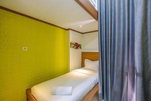 Ένα ή περισσότερα κρεβάτια σε δωμάτιο στο Cozy Studio with Bunk Bed at Dave Apartment near UI By Travelio +13 φωτογραφίες