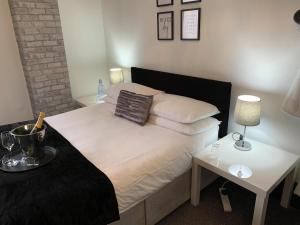 sypialnia z łóżkiem i stołem z lampką w obiekcie Kingsmere Guest House w mieście South Shields