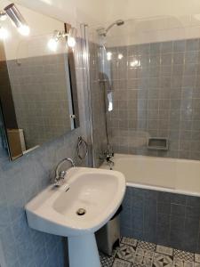 W łazience znajduje się umywalka, prysznic i wanna. w obiekcie T3 proche de la mer w mieście Portel-des-Corbières