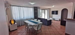 Postel nebo postele na pokoji v ubytování St Tropez Resort