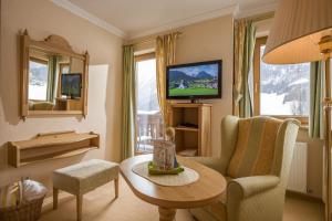 TV in/ali zabaviščno središče v nastanitvi Hotel Post am See