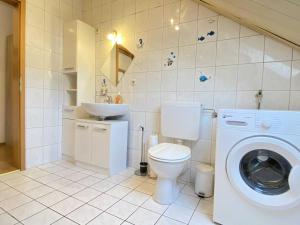 uma casa de banho com um WC, um lavatório e uma máquina de lavar roupa em SAD130 - Schöne Monteurwohnungen in Schwandorf em Schwandorf