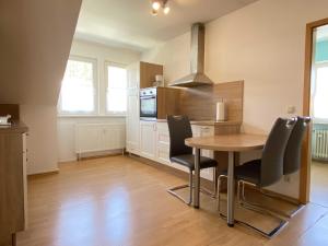 Una cocina con una mesa y sillas en una habitación. en SAD130 - Schöne Monteurwohnungen in Schwandorf, en Schwandorf