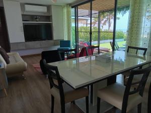 מסעדה או מקום אחר לאכול בו ב-La Playa Beach Front Pool Villa Cha-am,Huahin