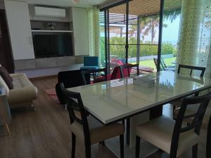 Posezení v ubytování La Playa Beach Front Pool Villa Cha-am,Huahin