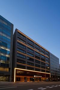 un gran edificio de oficinas con una calle delante en Torifito Hotel & Pod Kanazawa, en Kanazawa