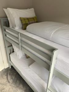 kilka łóżek piętrowych w pokoju w obiekcie The Teviot in the centre of Melrose w mieście Melrose