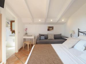 ein Schlafzimmer mit einem Bett und einem Sofa in der Unterkunft Residence e B&B Villamirella in Palinuro