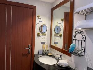 Ένα μπάνιο στο The Vancouver Hotel - Ninh Binh