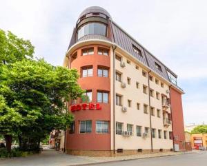 um grande edifício vermelho e branco com um topo redondo em Residence Konstantina Palace em Kazanlŭk