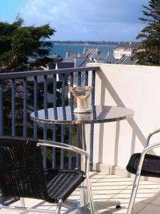 un tavolo su un balcone con una candela di L'Océan à 100m via une venelle privée, la Ville Close à 500m, l'Archipel des Glénan à l'horizon a Concarneau