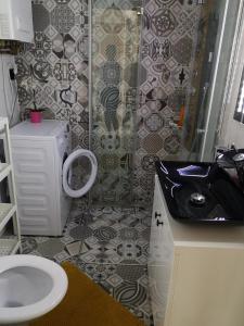 ダルウフコにあるApartament Przy Porcieのバスルーム(シャワー、トイレ、シンク付)
