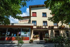 un edificio con un cartel en la parte delantera en Hôtel Restaurant Le Pavillon en Gap