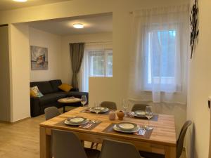 Posezení v ubytování Tara house + 16 fotografií
