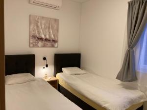 sypialnia z dwoma łóżkami i zdjęciem łodzi w obiekcie Tara house w mieście Zavala