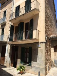 un edificio con balcones en un lateral en Casa Carrer de Bonany, en Sóller