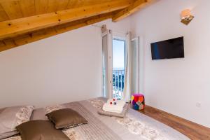Televízia a/alebo spoločenská miestnosť v ubytovaní Guest House Nikolina