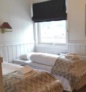 Giường trong phòng chung tại Vertshuset Fannarheimr