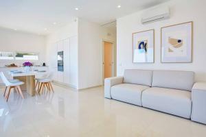 Posedenie v ubytovaní VILLA DARDA con piscina e 3 camere da letto