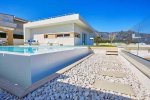Bazén v ubytovaní VILLA DARDA con piscina e 3 camere da letto alebo v jeho blízkosti